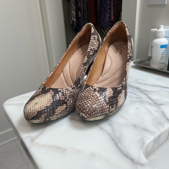 Clarks, indigo pumps, size 9, new with tags, never worn - Picture 5 of 11